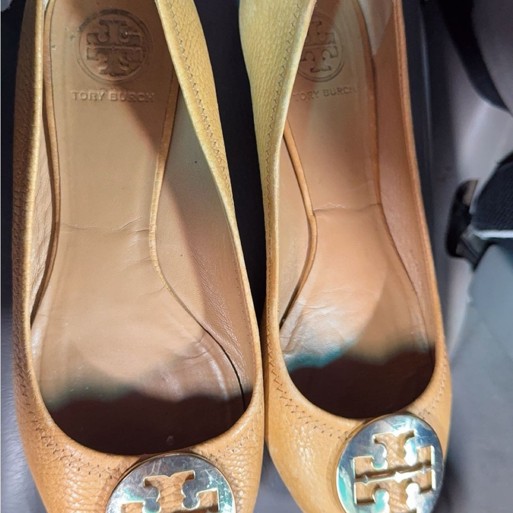 Tory Burch Camel/Tan Leather Logo Round-Toe Flats